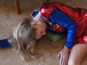 Supergirl s'est fait attacher par un vilain chaud au lieu de sortir et
