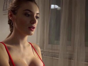 Petite amie avec de gros bazookas chevauche le jock de papy, cette