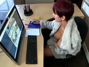 Les seins de Kim sont sortis alors qu'elle regarde une vidéo