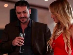 Des filles salopes commencent une orgie. Des filles salopes démarrent