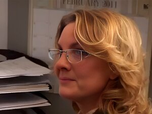 Séduction lesbienne au bureau. Séduction lesbienne au bureau