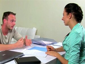 Une agente baise un réparateur dans un bureau. Une agente tchèque