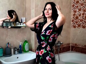 plantureuse buisson velu mature prend une douche savonneuse