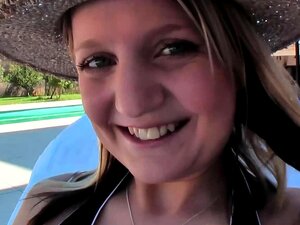 Un reporter allemand récupère une petite touriste de 18 ans sur une