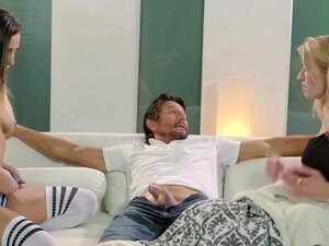 Maman regarde sa belle-fille Jaye Summers se faire pilonner devant