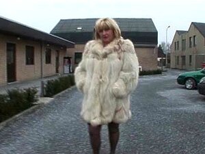 Mamie coquine se fait plaisir avec une grosse bite fraîche et dure.