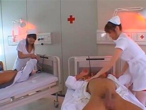 Les infirmières asiatiques Aki Mizuhara et Misaki Asou sont en