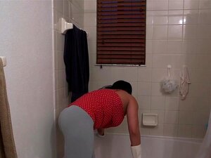 La bonne à gros cul se fait parler pour une baise hardcore. As-tu