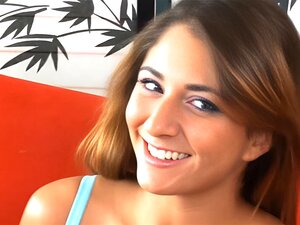 Sweet cutie essaie de plaire à la première grosse bite de sa vie