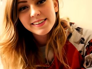 Mignonne excitée s'en sort avec des jouets sexuels sur webcam