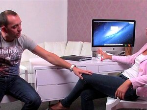 Acteur porno joue avec une agente poilue. Une agente blonde a une