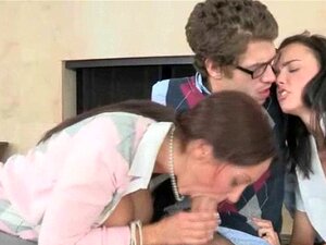 Un étalon frais baise une MILF aux gros seins et une mignonne en