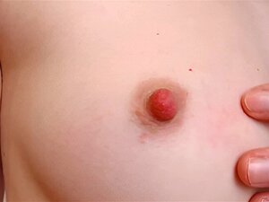 Petits seins et mamelons durs jouent-suceurs de mamelons, pinces à