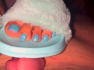 Cbt dominatrice piétinée par une mignonne latina chaude