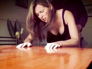 Baiser contre la table