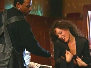 Careena adore son maître noir