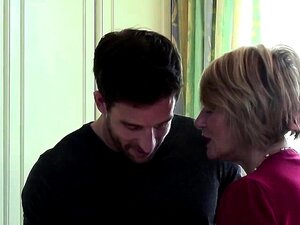 Une mature aux gros seins baise un nouveau mec