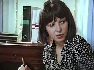 Un mec se fait branler dans un porno rétro vintage