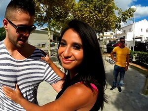 Laissez-vous emporter par les désirs insatiables d'une amatrice menue