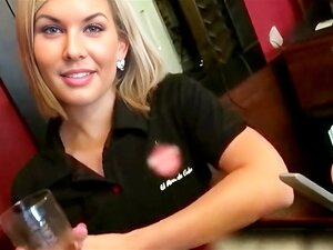 Une barmaid européenne délicieuse accepte de baiser rapidement avec