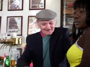 Une fille voyeur supplie un mec pour deux queues