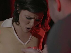 Un couple pris par des aliens est fait pour jouer dans une orgie en