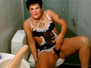 Femme mûre baise un énorme gode dans la salle de bain