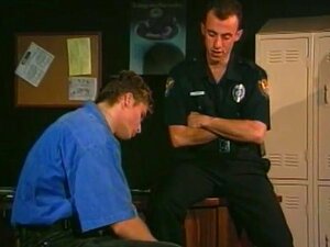 Un flic baise une perpe. Un flic (tony hampton) baise une chaude perpe