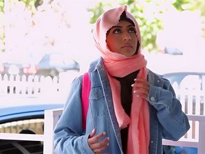  Un voisin surprend la mignonne arabe infidèle Binky Beaz en train