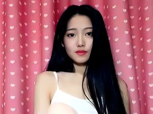 Découvrez les charmes envoûtants d'une amatrice japonaise sexy qui