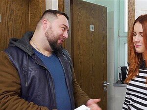 HUNT4K. Un mec rencontre une douce rousse au centre commercial et la