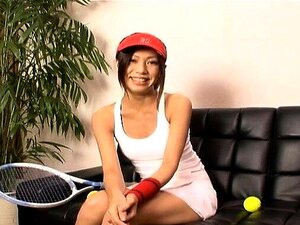 Kaoru Hayami enfonce des sextoys profondément sa chatte très douce