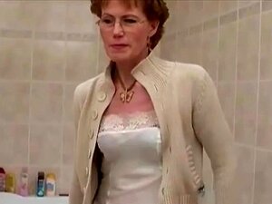 La GILF classe Etta se rase la chatte poilue, c'est une scène porno