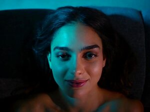 Melissa Barrera. Mishel Prada. Le vrai Collins
