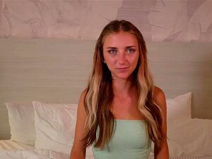 La petite salope mignonne Macy Meadows se fait baiser pendant le