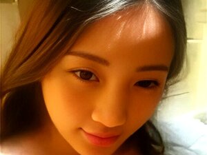 Découvrez le charme envoûtant d'une séductrice asiatique aux atouts