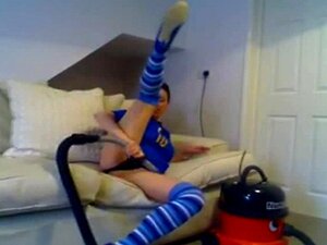Une mignonne se masturbe avec un nettoyeur de vide