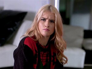 Les mignonnes demi-sœurs jalouses se font baiser par la grosse bite