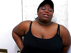 Une nana bien en chair bourre une bite dans sa chatte grasse