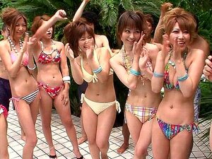 Des salopes asiatiques sexy organisent un concours de groupe softcore