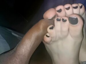 footjob footjob ma copine me branle riche avec les pieds