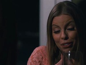 La rouquine va chez son nouveau rendez-vous et elles boivent du vin.