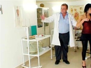 Brune maigre en examen anal chez le docteur