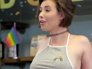 La propriétaire du café, Casey Calvert, a une idée sur la façon