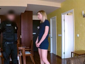Un faux flic examine le cas d'une blonde volée dans son appartement