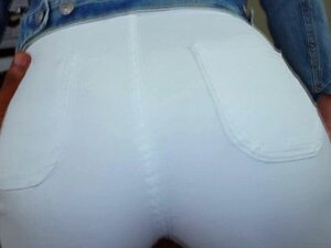 Une brune montre son gros cul à un casting très excitant. Une nana