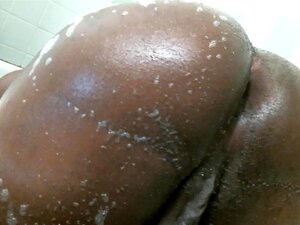 Regardez cet adorable black amateur montrer son gros cul sur webcam.