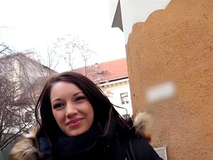 Une brune à la chatte serrée excitée se fait défoncer la chatte