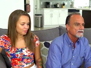 Suce une mignonne bite avec l'ami de son beau-père