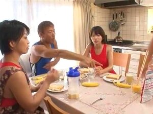 Fille japonaise exotique Misaki Oishi, Saki Hanma, Mai Asahina dans un